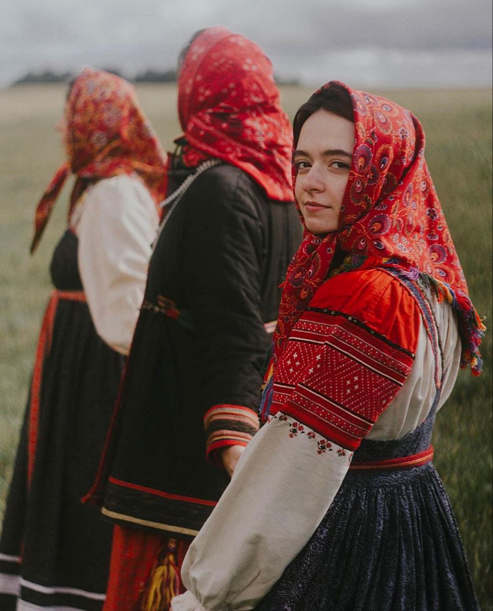 Women in Slavic costumes’s look of the day — catch her live in Baku